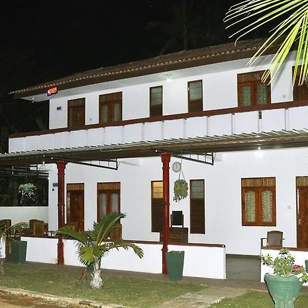 Hotel Flamingo Anuradhapura Bagian luar foto